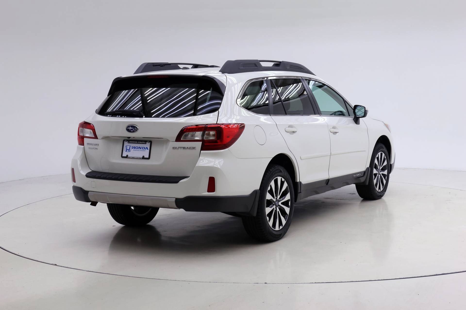 Used 2015 Subaru Outback 2.5i Limited AWD/4WD image 2
