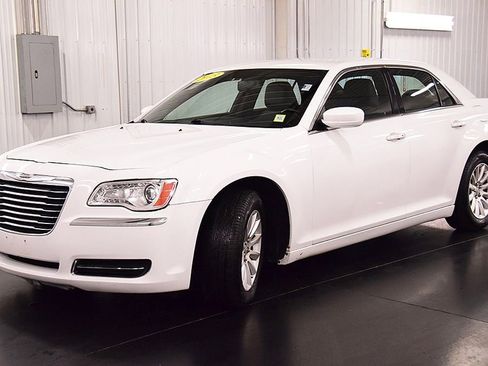 Used 2013 Chrysler 300 RWD image 3
