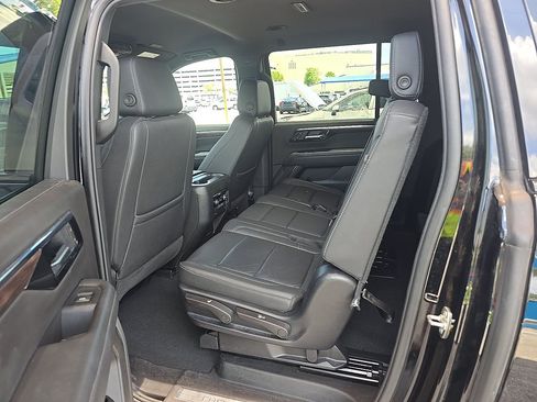 Used 2025 Chevrolet Suburban Z71 AWD/4WD image 12