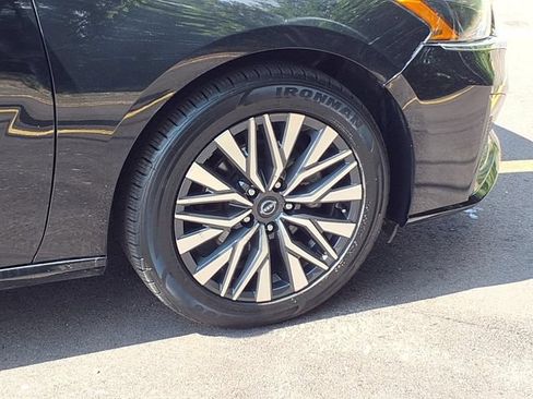 Used 2024 Nissan Altima 2.5 SV FWD image 24
