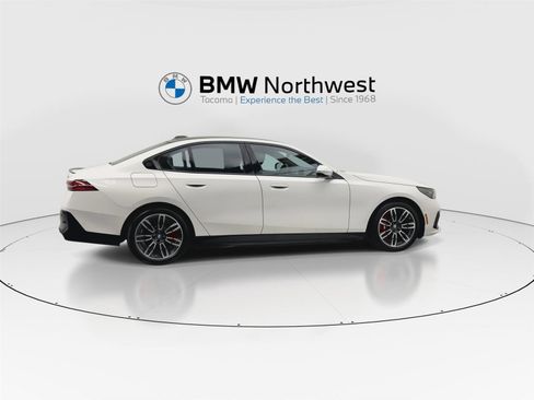 New 2026 BMW 550e xDrive w/ Premium Package image 4