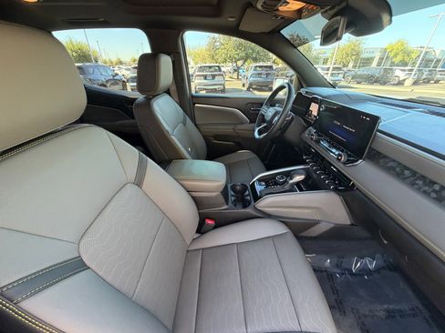 Used 2025 Chevrolet Colorado ZR2 image 11