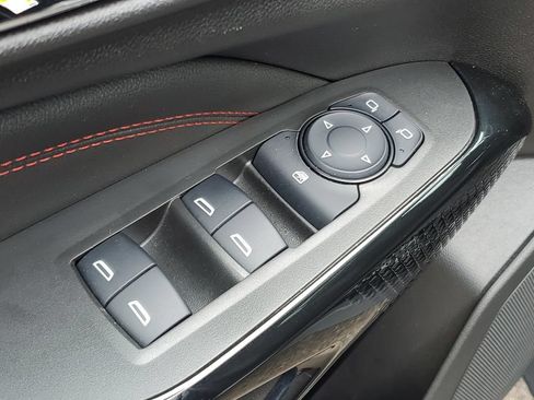 Certified 2025 Chevrolet Trax RS w/ Sunroof Package FWD image 24