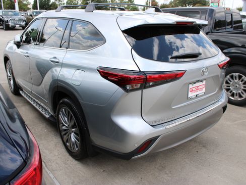 Used 2023 Toyota Highlander Platinum FWD image 8
