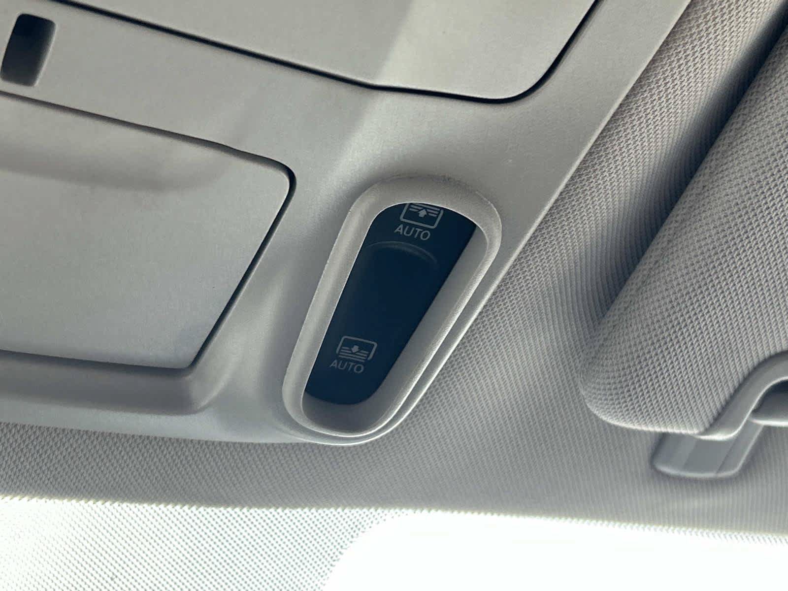 Used 2023 Chrysler Pacifica Limited FWD image 40