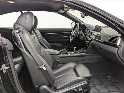 Used 2018 BMW M4 Convertible image 19