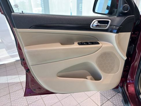 Used 2020 Jeep Grand Cherokee Laredo image 15