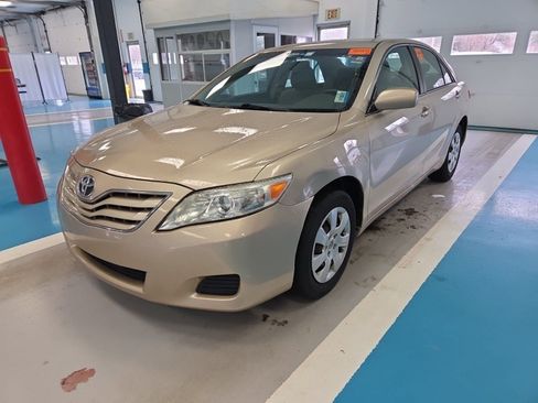 Used 2010 Toyota Camry LE image 1