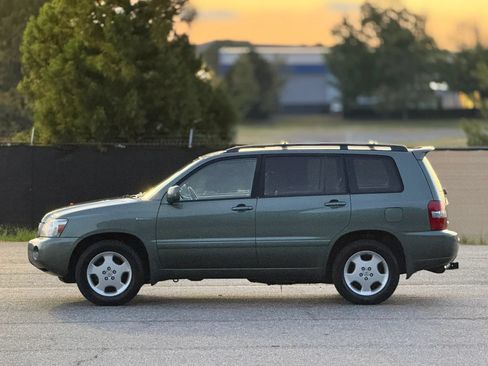 Used 2005 Toyota Highlander Limited w/ Leather Trim Pkg AWD/4WD image 8
