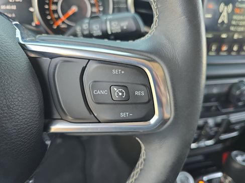 Used 2018 Jeep Wrangler Unlimited Sahara AWD/4WD image 17