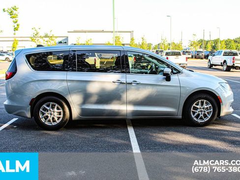 Used 2023 Chrysler Voyager LX FWD image 9