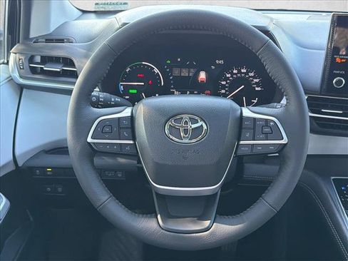 Used 2026 Toyota Sienna XLE FWD image 22