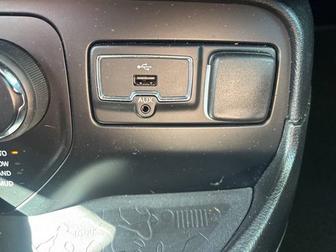 Used 2016 Jeep Renegade Latitude AWD/4WD image 32