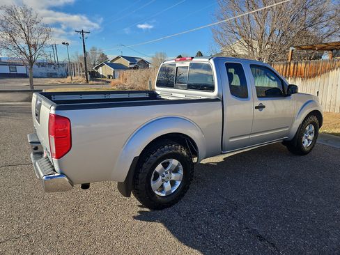 Used 2011 Nissan Frontier SV w/ SV Premium Utility Pkg image 3