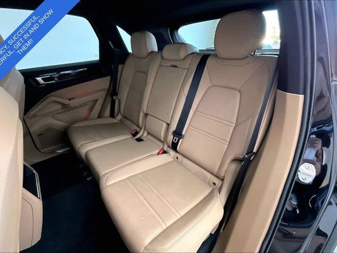 Used 2022 Porsche Cayenne AWD/4WD image 32