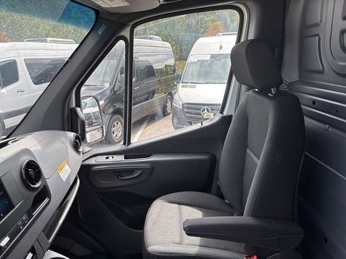 Used 2024 Mercedes-Benz Sprinter 2500 image 37