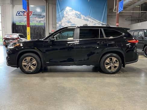 Used 2023 Toyota Highlander Bronze Edition AWD/4WD image 2