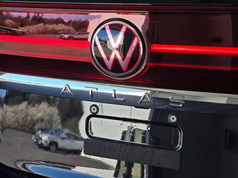 Used 2025 Volkswagen Atlas SE AWD/4WD image 14