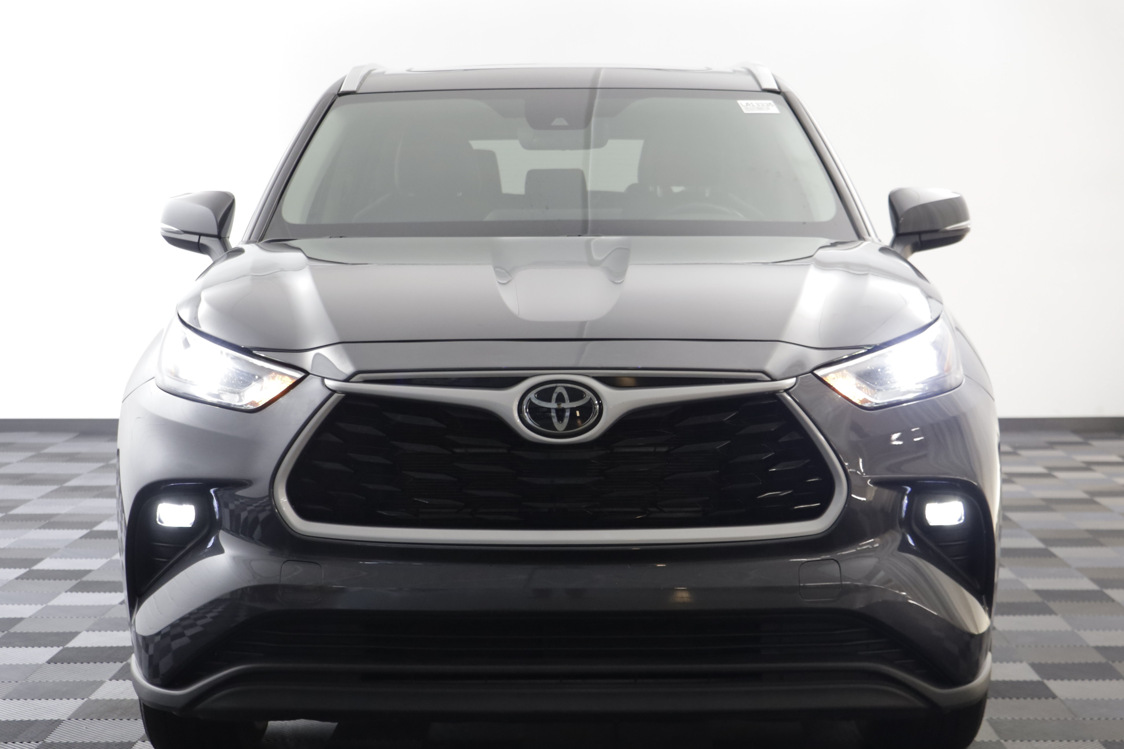 Used 2025 Toyota Highlander XLE AWD/4WD image 23
