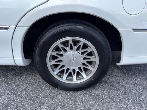 Used 2000 Lincoln Town Car Signature image 12