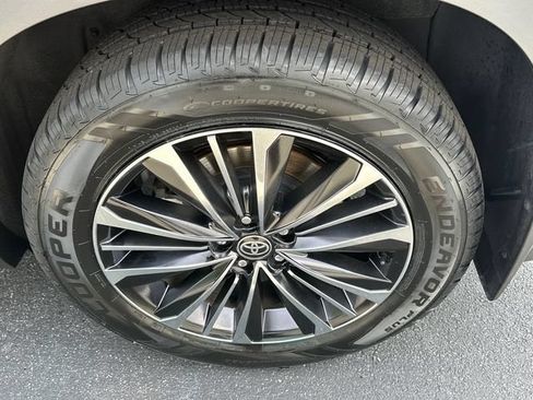 Used 2024 Toyota Grand Highlander AWD Hybrid image 10