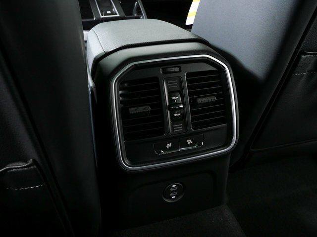 Certified 2026 Porsche Macan AWD/4WD image 21