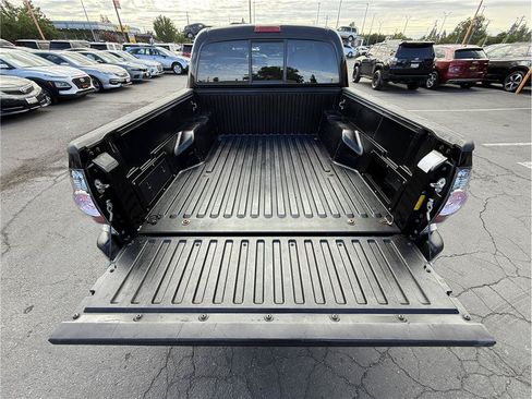 Used 2013 Toyota Tacoma PreRunner w/ SR5 Pkg RWD image 17