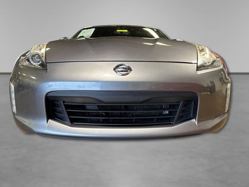 Used 2020 Nissan 370Z Coupe RWD image 13