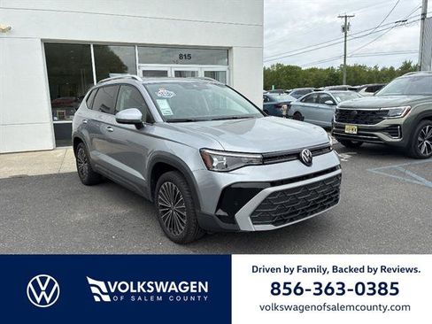 Certified 2025 Volkswagen Taos SE w/ Panoramic Sunroof Package FWD image 1