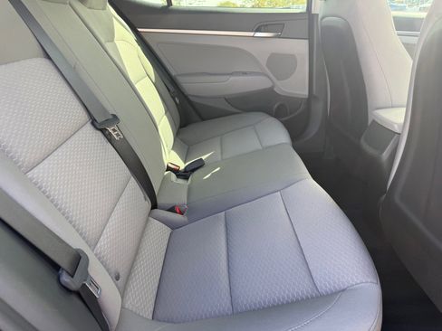 Used 2019 Hyundai Elantra SE image 24
