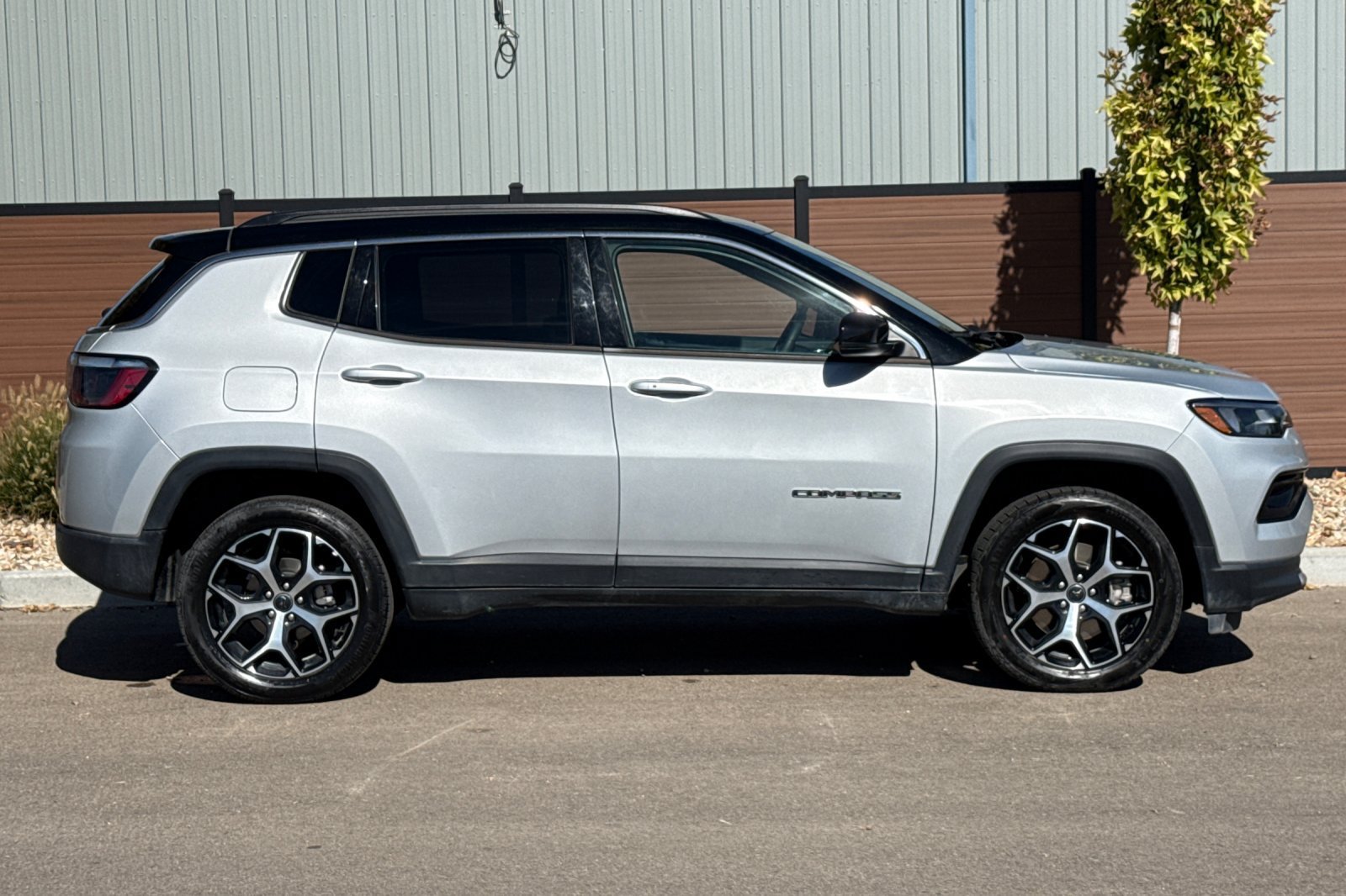 Used 2025 Jeep Compass Limited AWD/4WD image 3