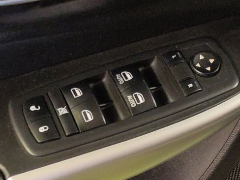 Used 2018 Jeep Cherokee Latitude Plus w/ Comfort/Convenience Group image 27