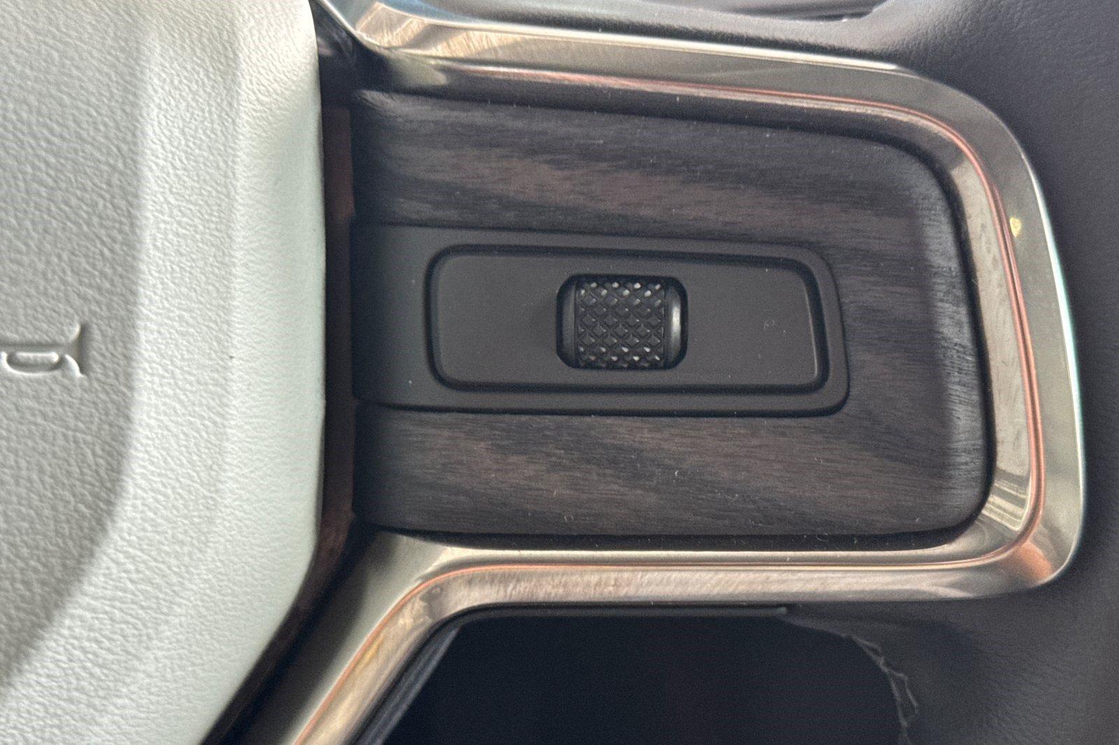 Used 2025 Rivian R1S Adventure Dual AWD/4WD image 36