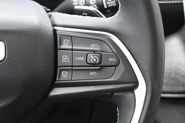 Used 2023 Jeep Grand Cherokee Limited w/ Black Appearance Package AWD/4WD image 18
