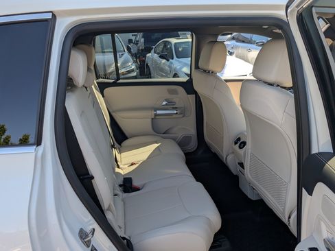Used 2025 Mercedes-Benz GLB 250 4MATIC image 12