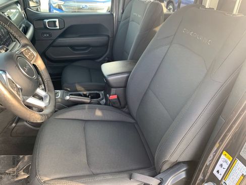 Used 2020 Jeep Gladiator Overland AWD/4WD image 14