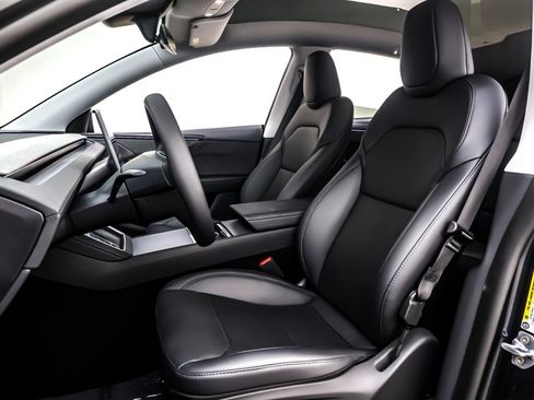 Used 2026 Tesla Model Y Long Range image 17