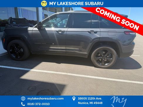 Used 2025 Jeep Grand Cherokee Altitude AWD/4WD image 3