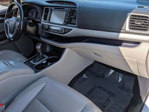 Used 2019 Toyota Highlander XLE FWD image 23