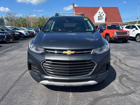 Used 2019 Chevrolet Trax LT w/ Sun & Sound Package AWD/4WD image 2