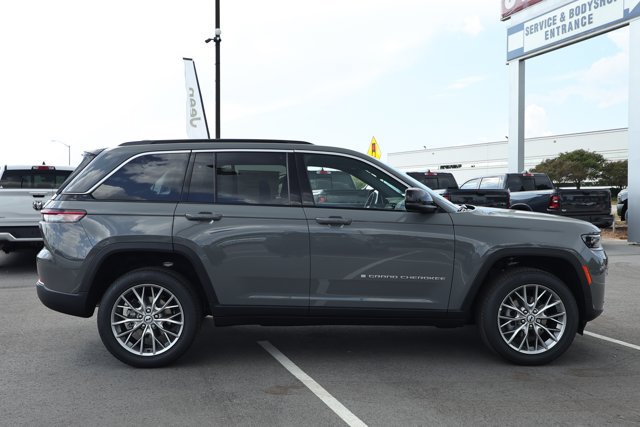New 2027 Jeep Grand Cherokee Limited RWD image 4