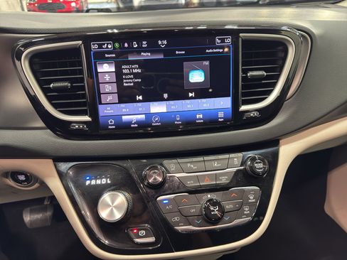 Used 2023 Chrysler Pacifica Touring-L FWD image 32