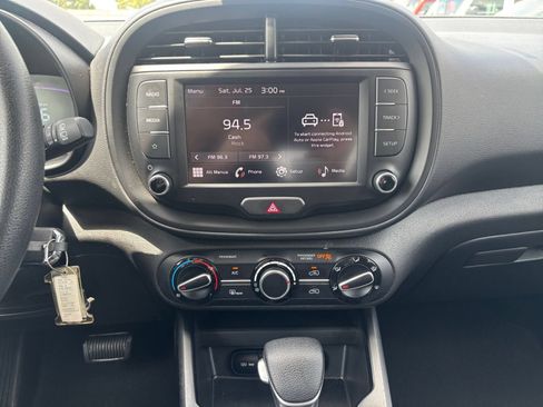 Used 2025 Kia Soul LX w/ LX Technology Package FWD image 17