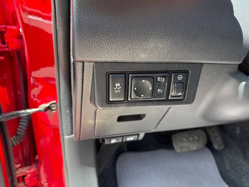 Used 2012 Nissan Versa Hatchback w/ SL Navigation Pkg FWD image 18