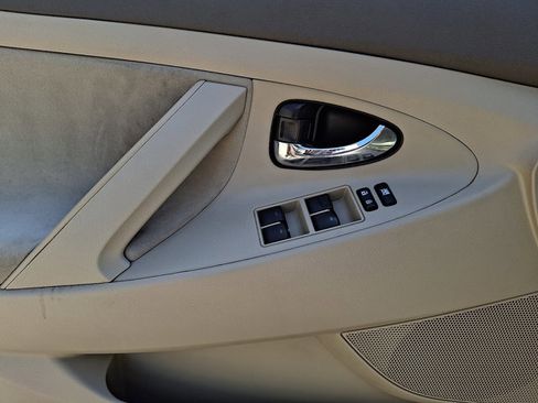 Used 2010 Toyota Camry XLE FWD image 12