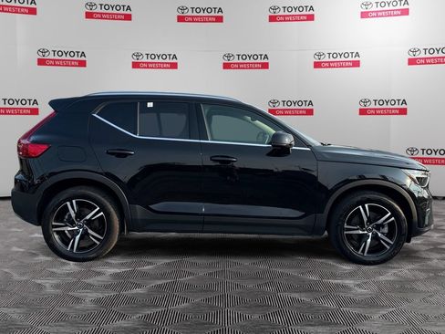 Used 2025 Volvo XC40 B5 Core AWD/4WD image 4