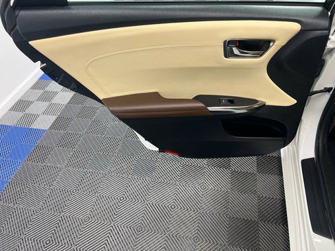 Used 2017 Toyota Avalon XLE Premium image 9