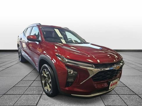 Used 2025 Chevrolet Trax LT w/ LT Convenience Package FWD image 3