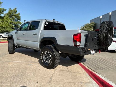 Used 2018 Toyota Tacoma TRD Off-Road AWD/4WD image 8