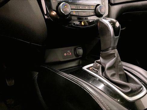 Used 2018 Nissan Rogue SL w/ Premium Package image 16